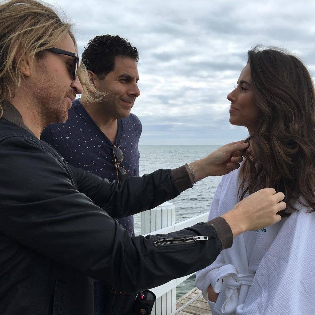 Linda Cardellini gets her make-up done by her fiancé Steven Rodriguez for a shoot, shared on Instagram
