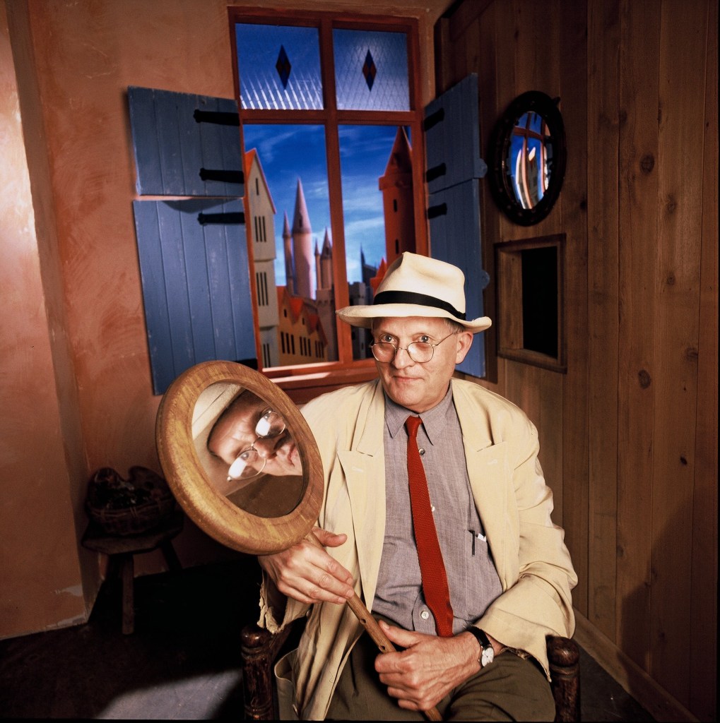 WOODLAND HILLS, CA - AUGUST 9: English artist David Hockney stands on set during the taping of an upcoming television documentary for the BBC August 9, 2001 in Woodland Hills, California (Photo by Paul Harris/Getty Images)