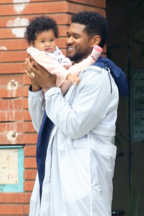 Beverly Hills, CA  - *EXCLUSIVE*  - Usher has a laugh as he plays with his adorable daughter Sovereign while out shopping in Beverly Hills.Pictured: UsherBACKGRID USA 27 MAY 2021 USA: +1 310 798 9111 / usasales@backgrid.comUK: +44 208 344 2007 / uksales@backgrid.com*UK Clients - Pictures Containing ChildrenPlease Pixelate Face Prior To Publication*