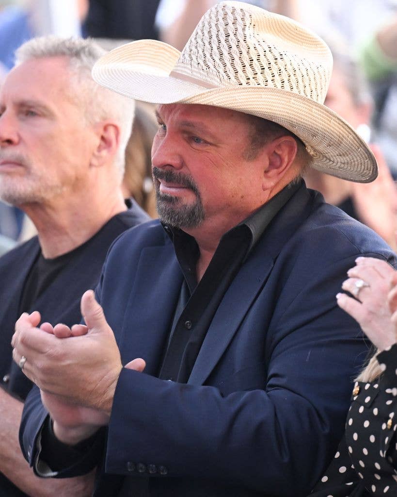 garth brooks clapping while emotional