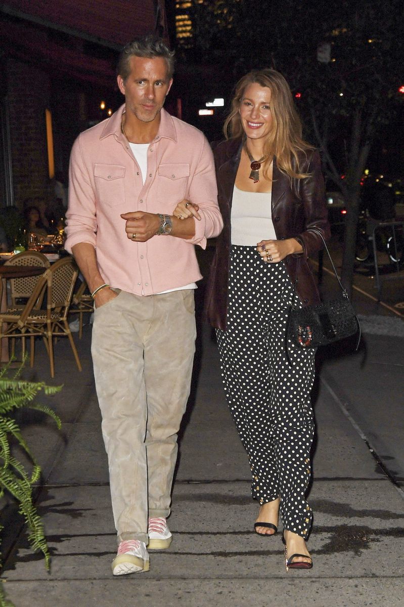 Photo © 2026 Backgrid/The Grosby Group
EXCLUSIVE
New York, June 9, 2026.
Blake Lively and Ryan Reynolds were seen enjoying a stroll through New York City, stopping to greet fans and pose for selfies along the way. The couple appeared relaxed and affectionate as they spent time together in the city. During the outing, Lively shared a playful moment with her husband while chatting with photographers, and the pair were seen laughing and enjoying a carefree day out.
***
Blake Lively y Ryan Reynolds fueron vistos disfrutando de un paseo por la ciudad de Nueva York, donde se detuvieron para saludar a sus seguidores y posar para selfies. La pareja se mostró relajada y cariñosa mientras compartía tiempo juntos en la ciudad. Durante la salida, Lively protagonizó un momento divertido junto a su esposo mientras interactuaba con los fotógrafos, y ambos fueron vistos riendo y disfrutando de una jornada distendida.