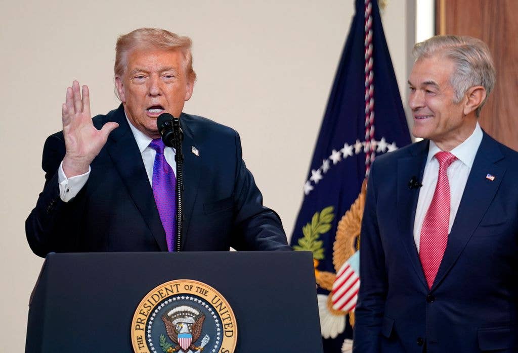 Donald Trump and Mehmet Oz talking in the White House