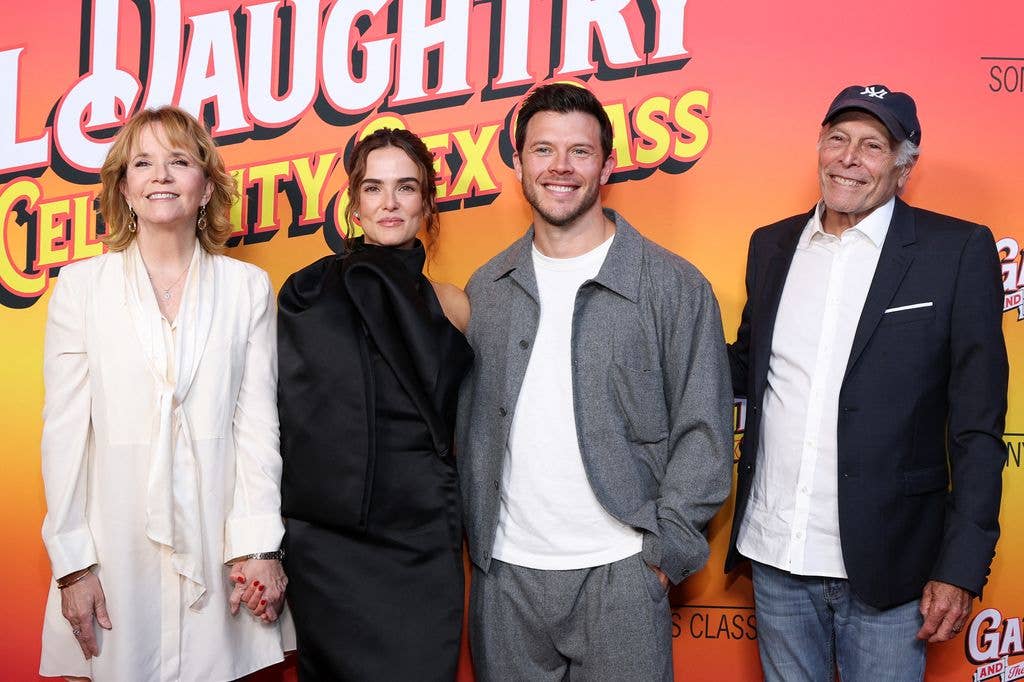 zoey deutch lea thompson family red carpet