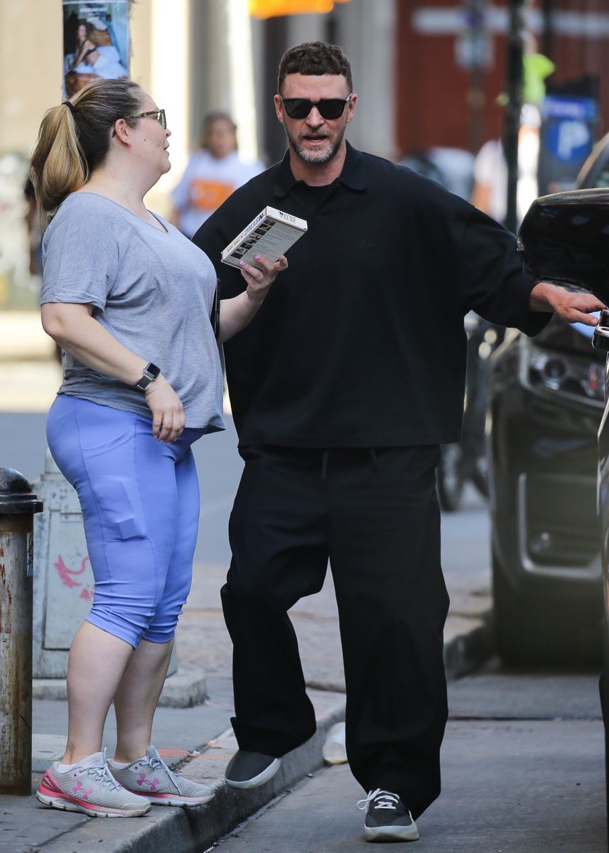 Timberlake took the time to pose with fans and sign autographs