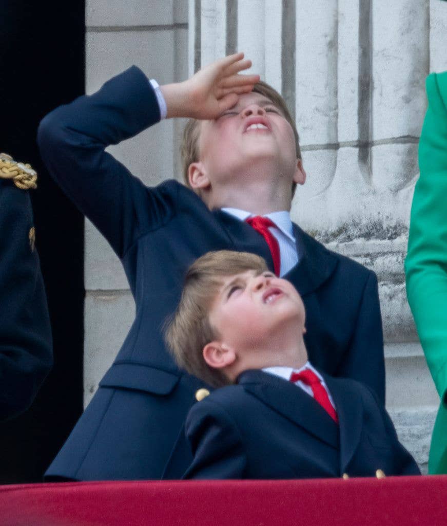 Prince George and Prince Louis looking up at the sky