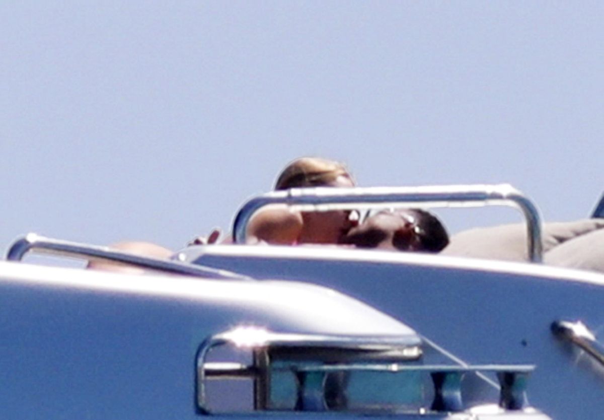 The ocuple shared a kiss while lounging under the sun