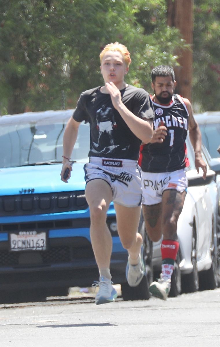 Knox sported a Muhammad Ali T-shirt, a subtle nod to the boxing legend.