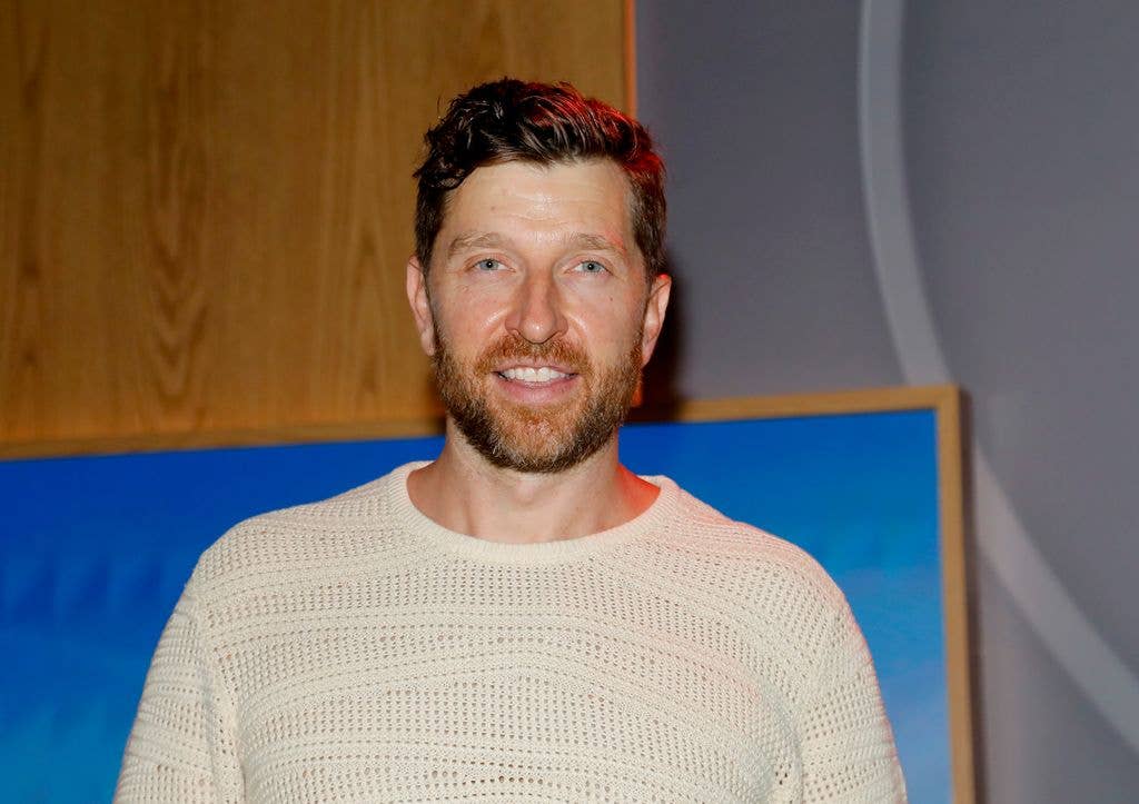 photo of brett eldredge smiling