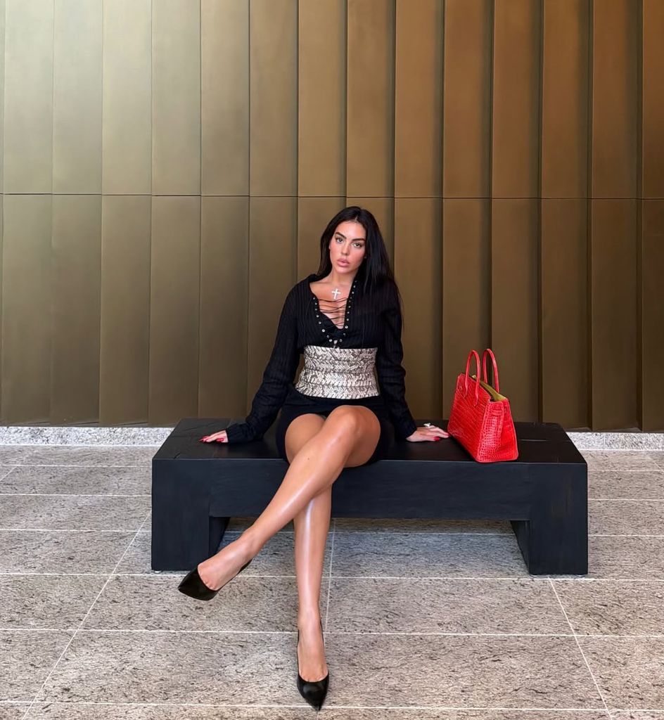 Georgina Rodríguez Arrives in Miami to Support Cristiano at the Club World Cup in the Look That Best Defines Her Style: A Corset, Miniskirt, and a Luxurious Red Handbag