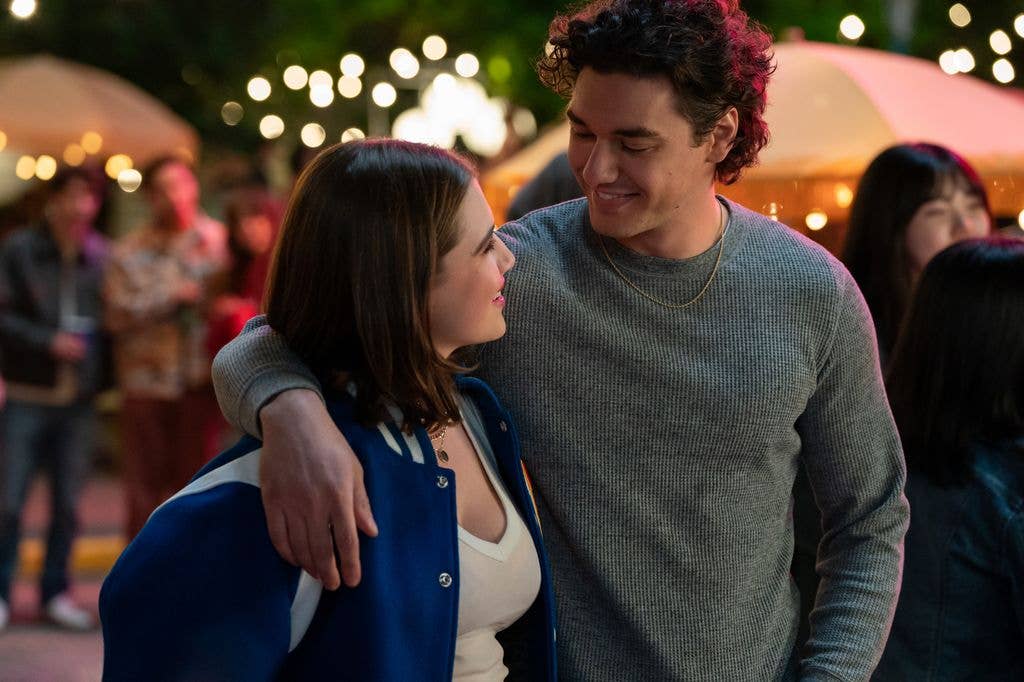 Ella Bright and Belmont Cameli as Hannah and Garrett in Off Campus