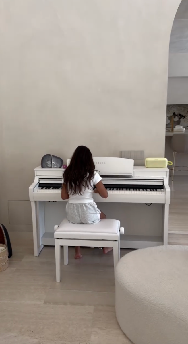 Eva María impressed guests with a piano performance that highlighted her artistic talent and dedication to music.