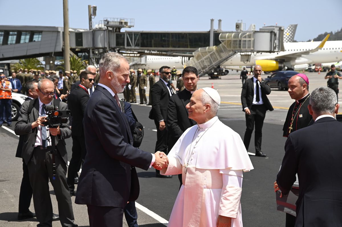 The Holy Father waits in the airport's VIP lounge while crews attempt to resolve the malfunction.
