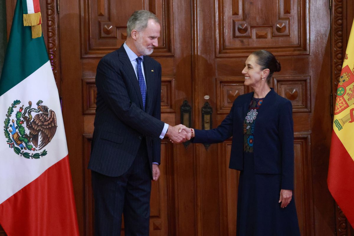 King Felipe VI and Mexican President Claudia Sheinbaum greet each other at the National Palace in Mexico City during the Spanish monarch's historic visit.
