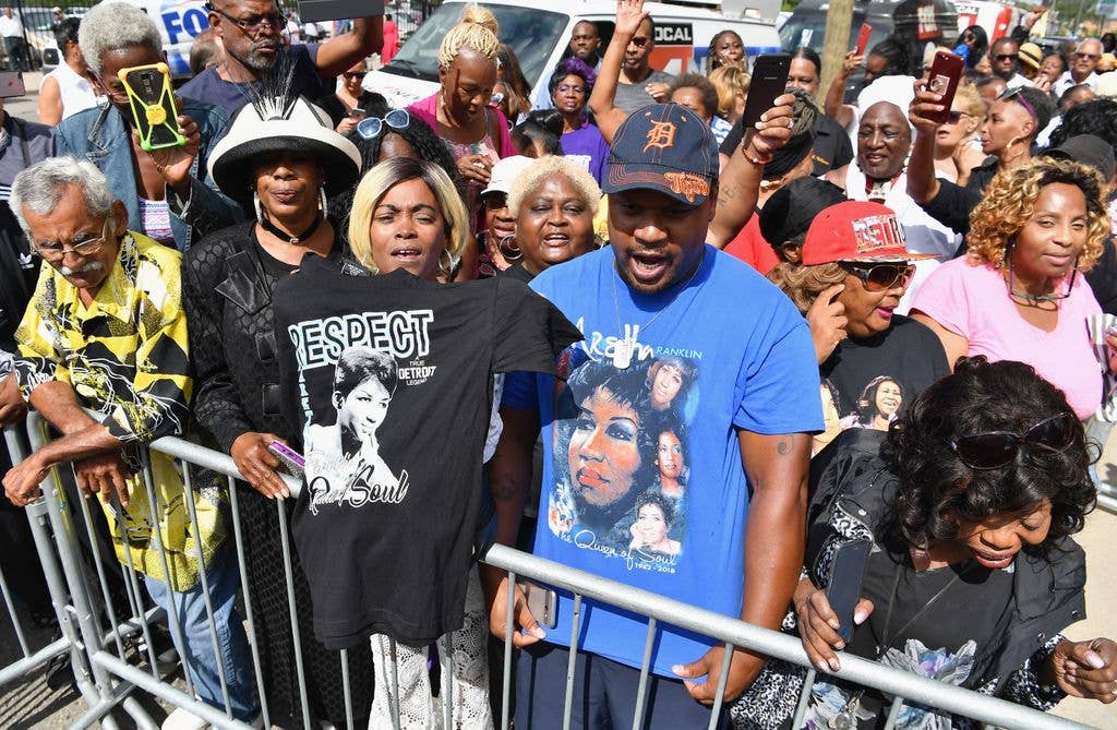 Fans sing as they stand in line for the viewing of Aretha Franklin at the New Bethel Baptist Church on August 30, 2018 in Detroit, Michigan. - Franklin's casket is to lie in repose at her father's church on Thursday ahead of a tribute concert in her hometown Detroit and funeral.