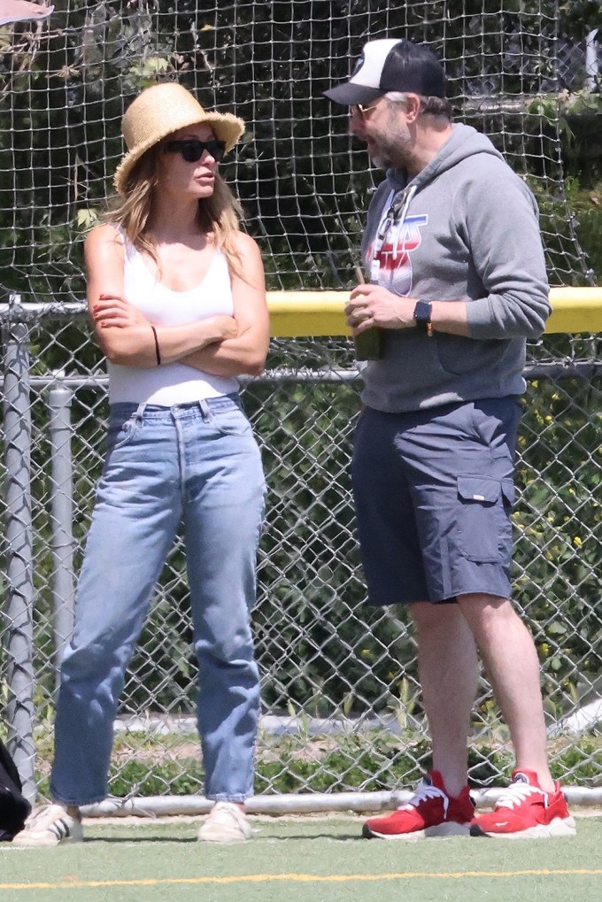 Friendly exes Olivia & Jason talking