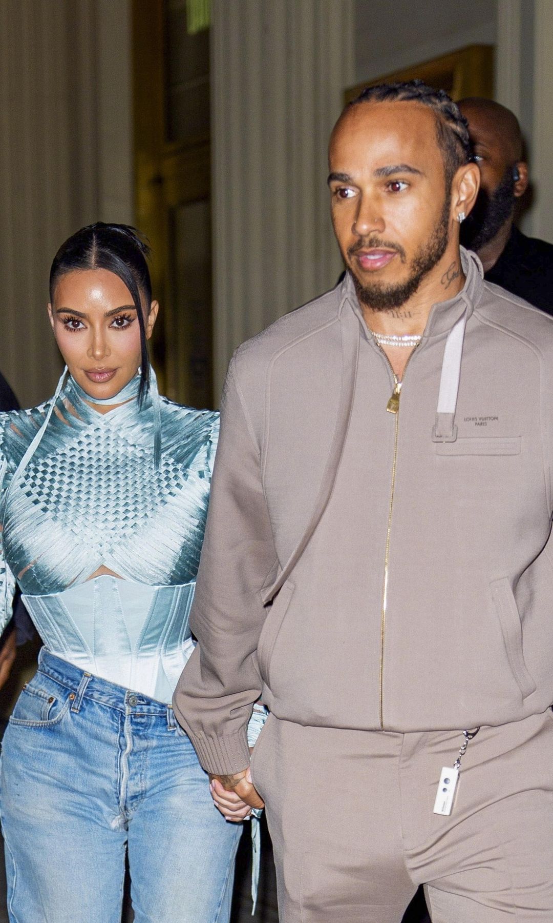 Photo © 2026 Backgrid/The Grosby Group
PREMIUM EXCLUSIVE
New York, NY, May 5, 2026. Kim Kardashian and Lewis Hamilton are seen leaving the Broadway production of Fear of 13 in New York City. The pair exit the theater holding hands after attending the show, which was produced by Kim Kardashian. They are dressed in evening attire as they walk out together following the performance. ****
Kim Kardashian y Lewis Hamilton son vistos saliendo de la producción de Broadway Fear of 13 en Nueva York. La pareja abandona el teatro tomados de la mano después de asistir al espectáculo, producido por Kim Kardashian. Ambos visten atuendos de noche mientras salen juntos tras la función.