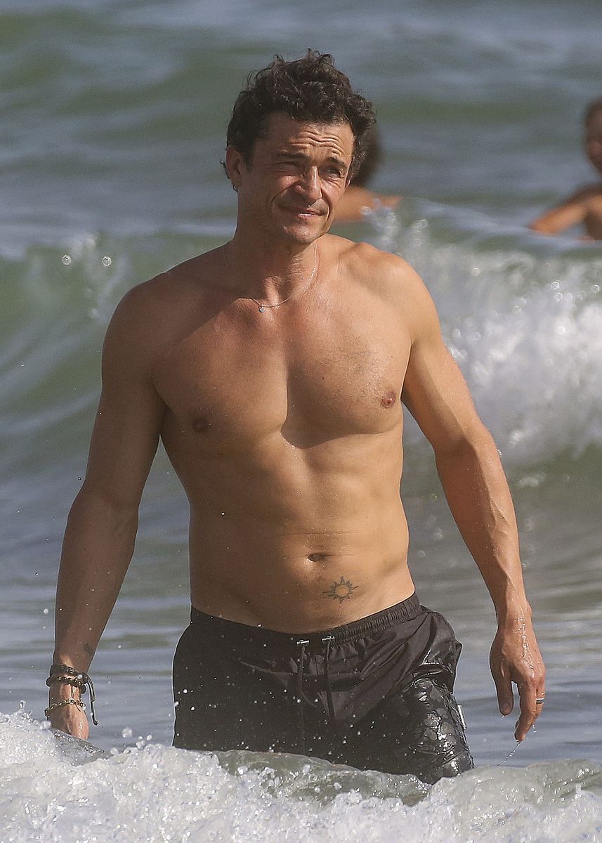 Photo © 2026 Backgrid UK/The Grosby Group
EXCLUSIVE
Forte dei Marmi, Italy, July 26, 2026
Actor Orlando Bloom and model Luisa Laemmel spent a day at Alpemare Beach in Forte dei Marmi. Orlando rinsed off under the beach showers before joining Luisa in the sea, where they swam, laughed, and played in the water together.***El actor Orlando Bloom y la modelo Luisa Laemmel disfrutaron de una jornada de playa en Alpemare Beach en Forte dei Marmi. Orlando se duchó en las instalaciones de la playa antes de adentrarse en el mar junto a Luisa, donde nadaron, rieron y compartieron momentos en el agua.