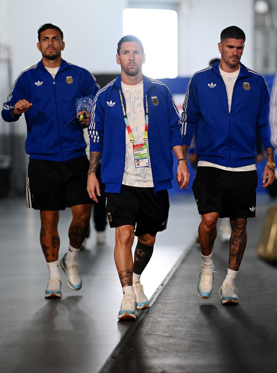  Lionel Messi #10 of Argentina arrives at the stadium with Leandro Paredes #5 and Rodrigo De Paul #7 before the FIFA World Cup 2026 Semi Final match between England and Argentina