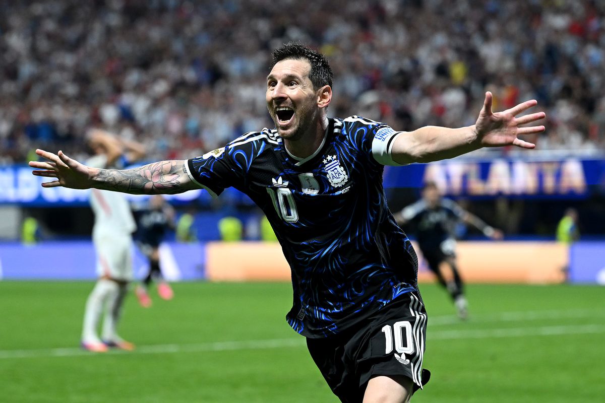 Messi celebrates the team's second goal by Lautaro Martinez 