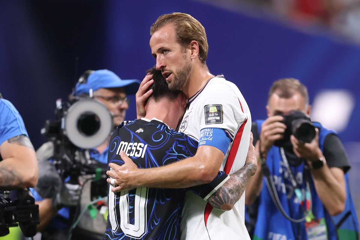 Messi consoles Harry Kane of England 