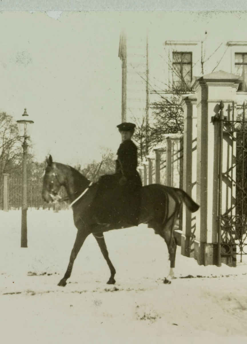 Queen Maud rides on horseback near the Royal Palace between 1909 and 1910.