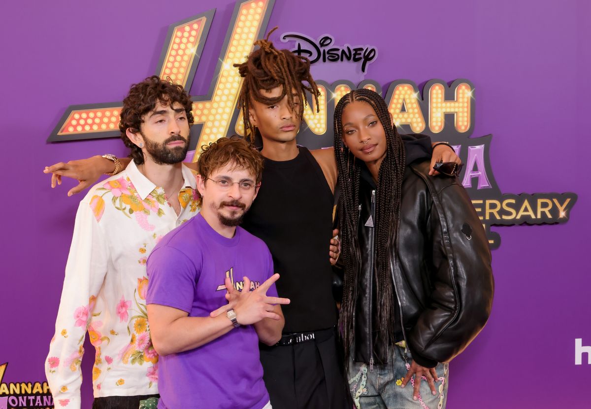 The pair arrived alongside longtime friends Moisés Arias, who fans will remember as Rico from the beloved Disney series, and his brother Mateo Arias (also known artistically as Teo).