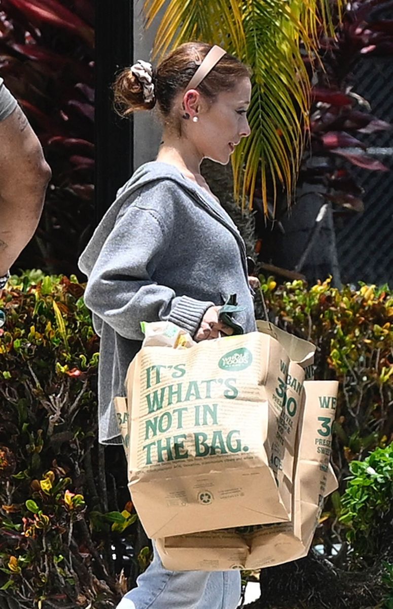 Ariana Grande kept it casual and even carried her own grocery bags