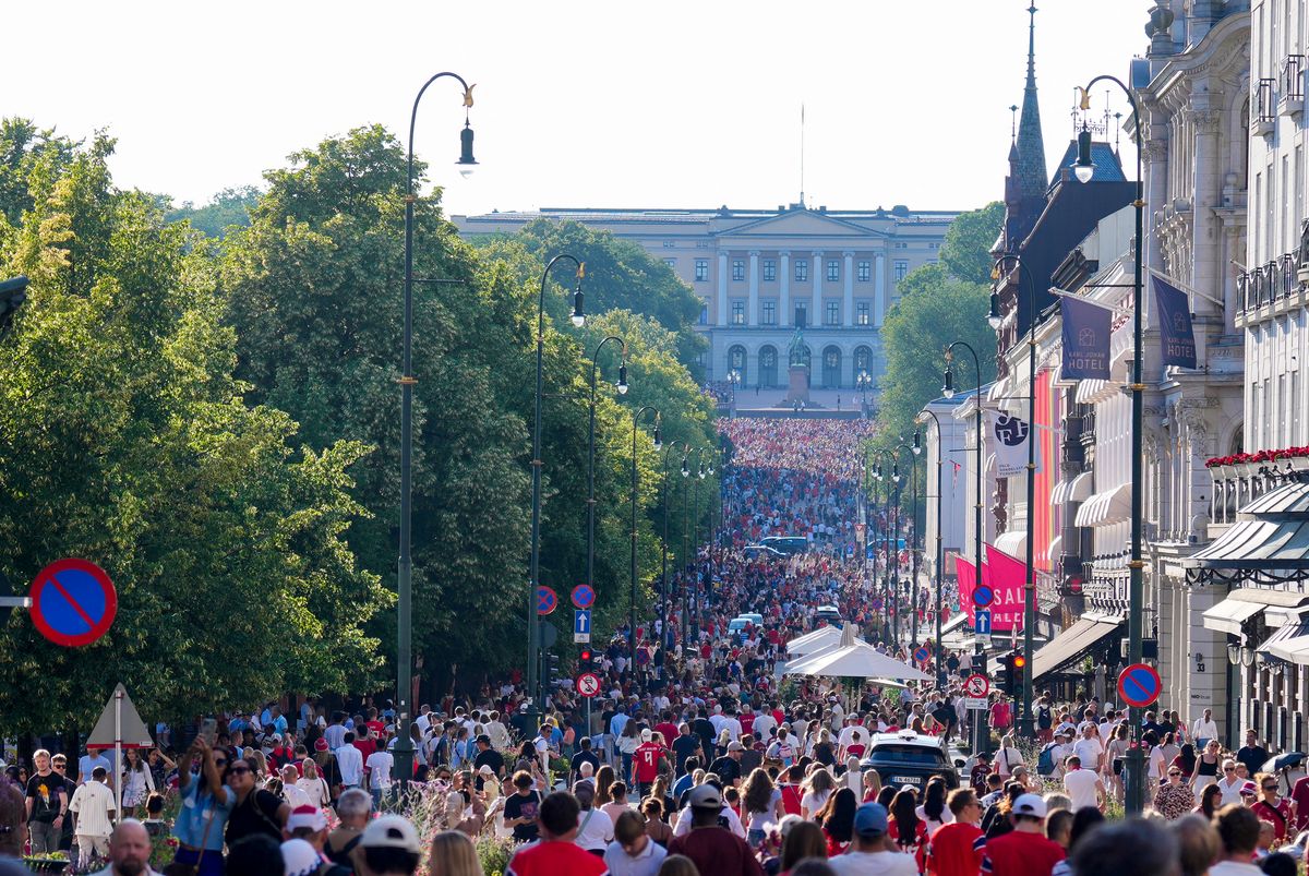 The Royal Palace becomes the backdrop for an emotional reunion between Norway's Royal Family and the national team.