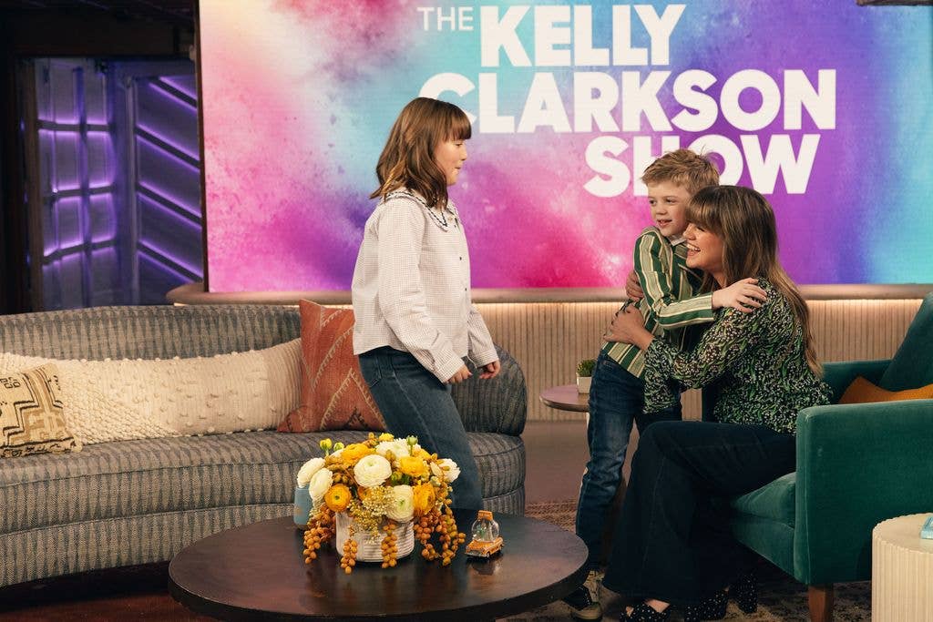 Kelly Clarkson with her children Remi and River 