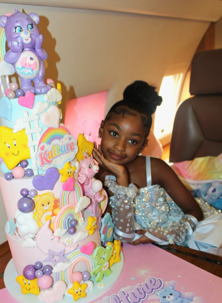 She confidently posed beside a colorful Care Bears-themed birthday cake before takeoff, giving fans plenty of adorable photo moments. 