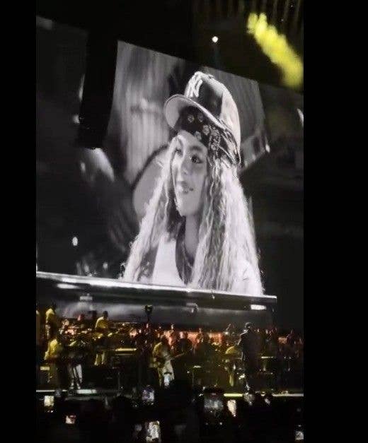 photo of blue ivy playing piano