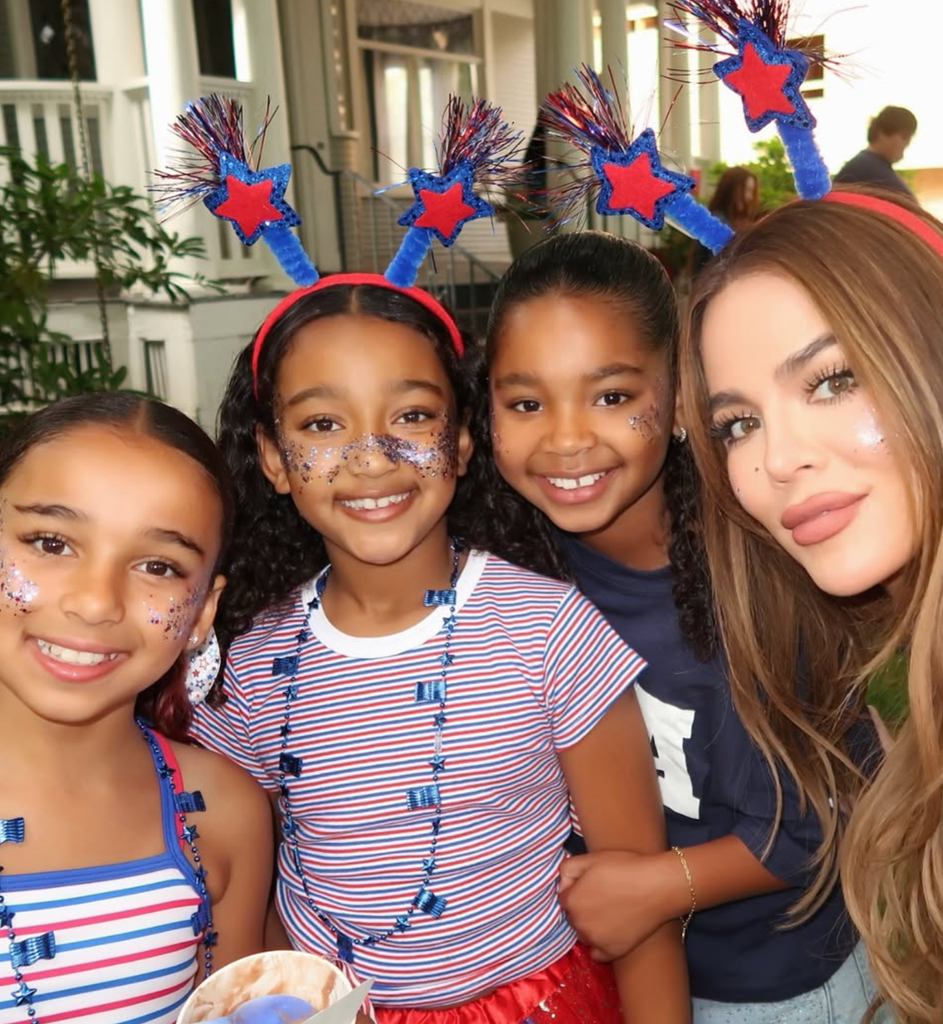 Khloe poses with True and her cousins