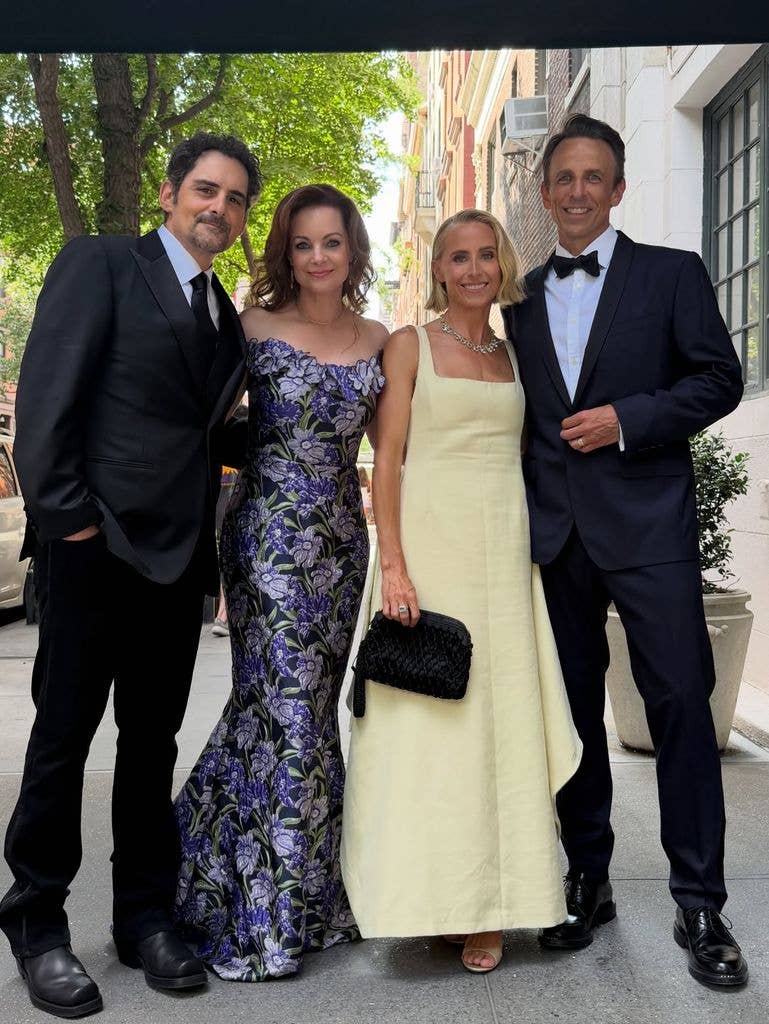 Kimberly and Brad share a photo with Seth Myers and his wife, Alexi Ashe on the way to the wedding