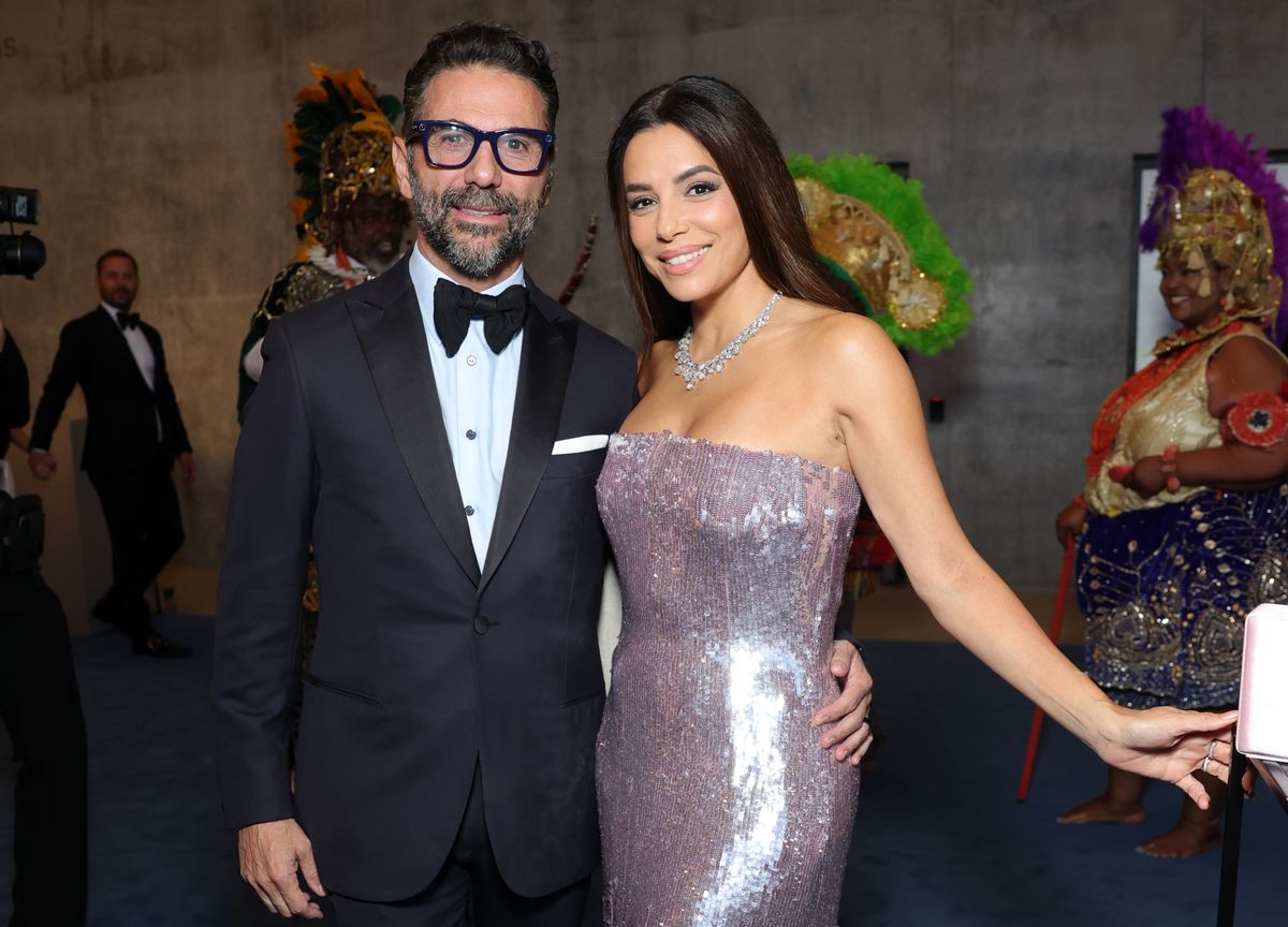 Eva Longoria and José Bastón have dream beach date: wine, selfies, and their dog