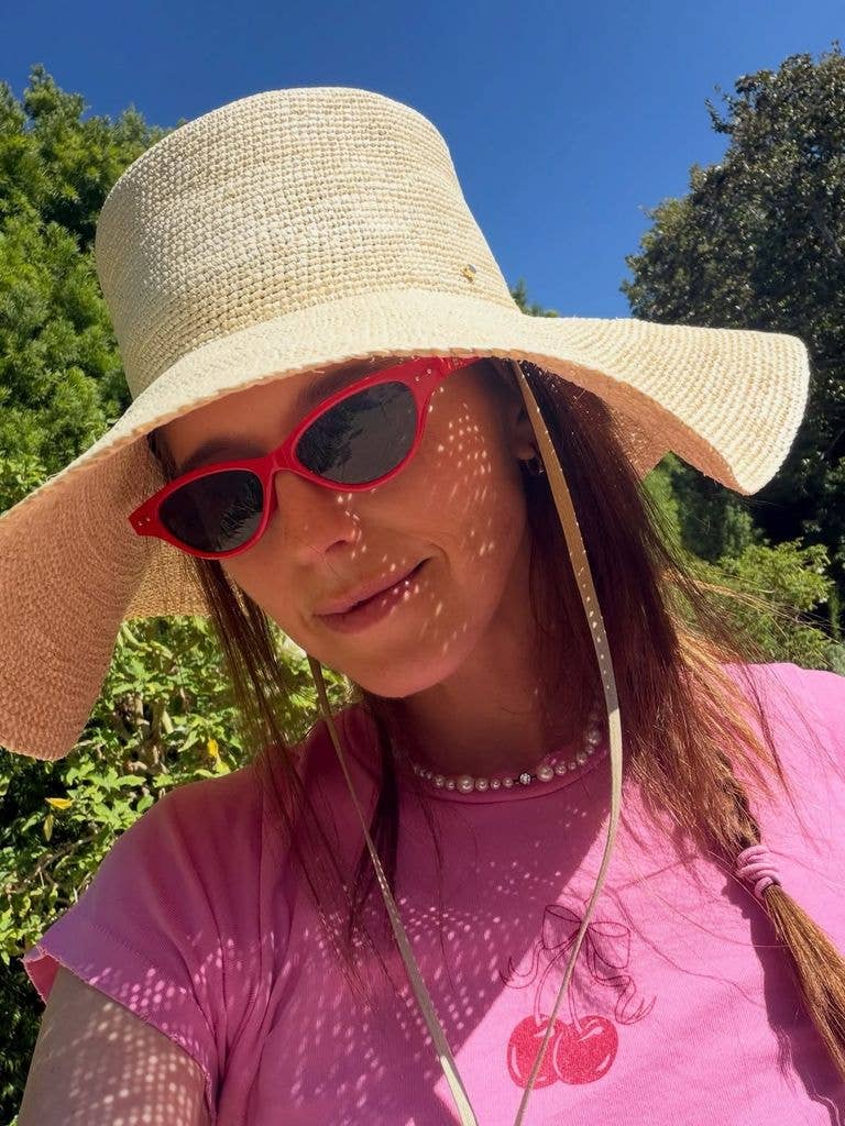 Katherine stuns in a sun hat