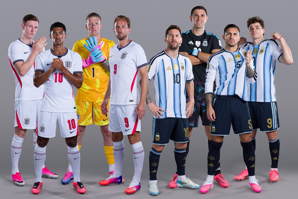 (L-R) Elliot Anderson, Jude Bellingham, Jordan Pickford, Harry Kane of England, and Lionel Messi, Emiliano Martinez, Leandro Paredes, and Julian Alvarez of Argentina ahead of the FIFA World Cup 2026 Semi Final match between England and Argentina