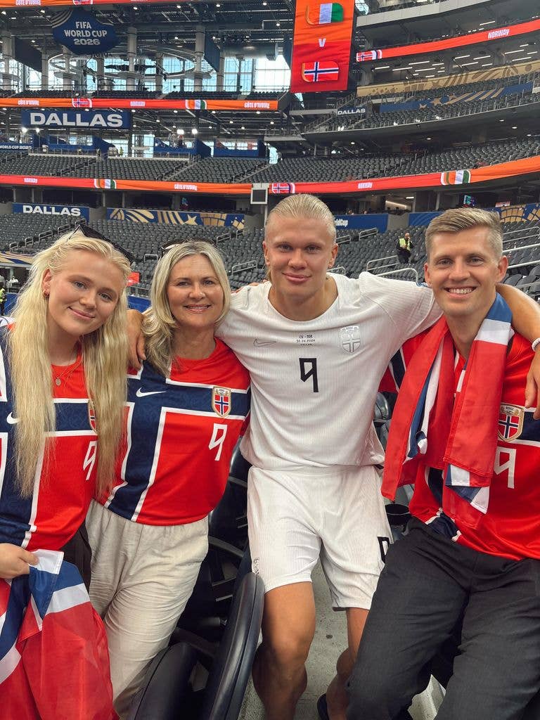 Astor Haaland with his siblings and mom