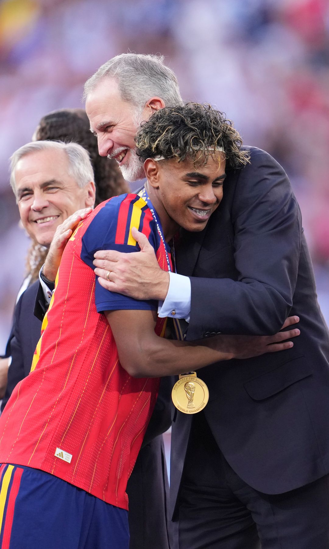 King Felipe VI embraces Lamine Yamal during the World Cup awards ceremony.