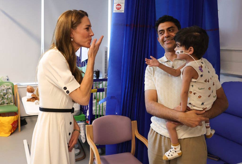 Kate blew a kiss while visiting children