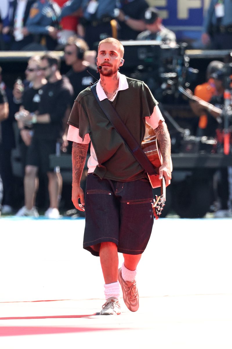 Justin Bieber followed with a stripped-down, emotional version of his 2025 track “Everything Hallelujah,” featuring new lyrics written for the World Cup.