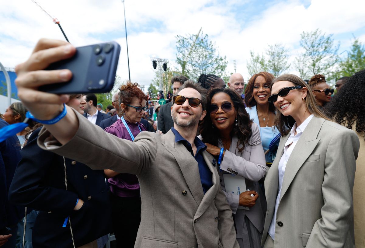 Derek Blasberg, US television personality Oprah Winfrey and US model Karlie Kloss pose for a selfie at the opening of the Barack Obama Presidential Center