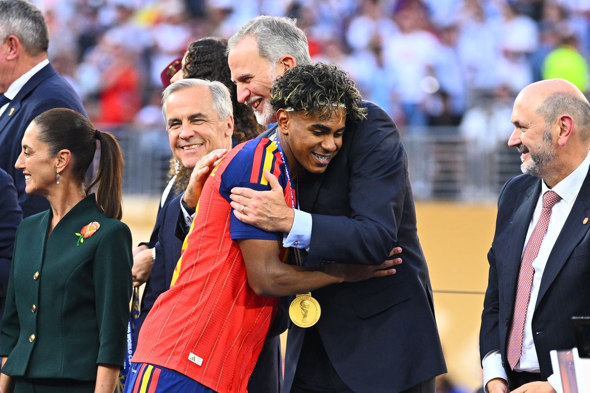 King Felipe VI congratulates Lamine Yamal during the award ceremony after Spain’s 2026 FIFA World Cup victory over Argentina.
