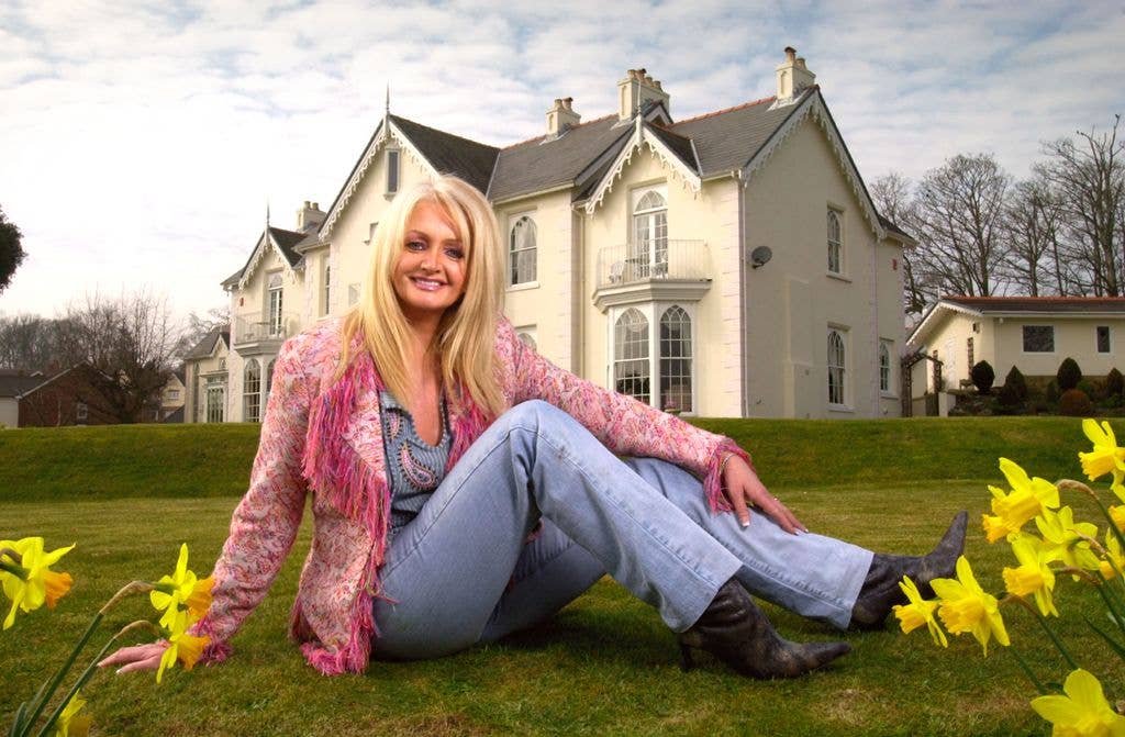 The star pictured outside her property