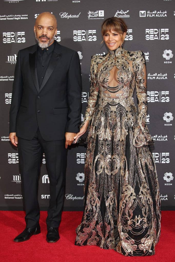 Van Hunt in black suit and Halle Berry in silver dress