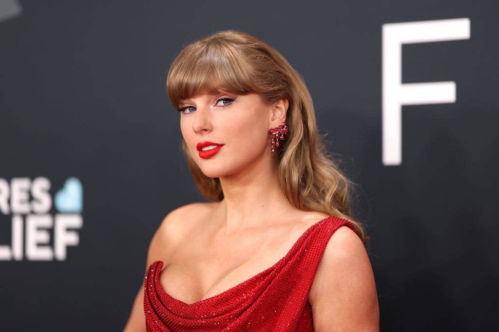 taylor swift in red dress