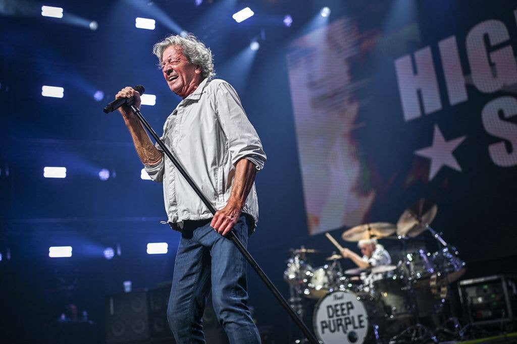 Ian Gillan belting out hits onstage
