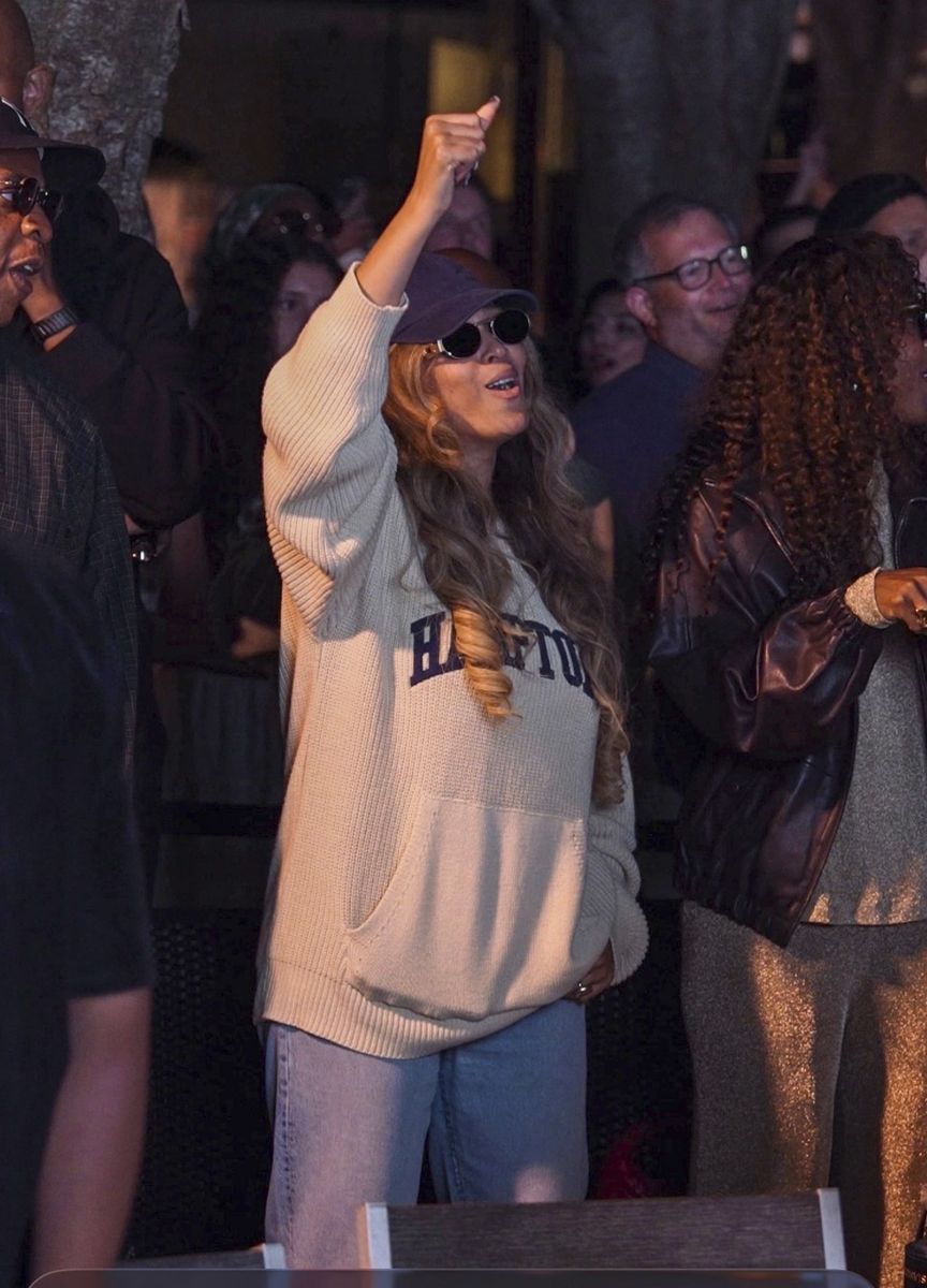 The family was seen dancing, singing along to the music, and enjoying drinks as they took in the intimate performance. 