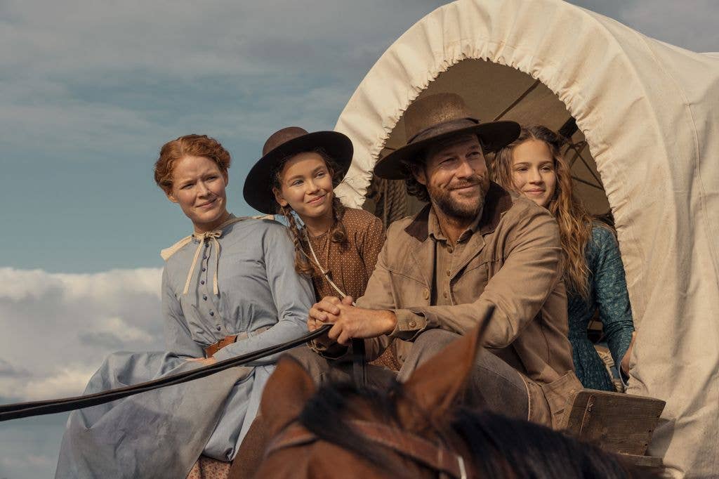 Crosby Fitzgerald as Caroline Ingalls, Alice Halsey as Laura Ingalls, Luke Bracey as Charles Ingalls, Skywalker Hughes as Mary Ingalls in Little House on the Prairie