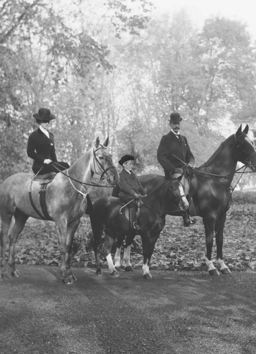 King Haakon VII, Queen Maud and Crown Prince Olav at Bygdøy Royal Farm in 1910.