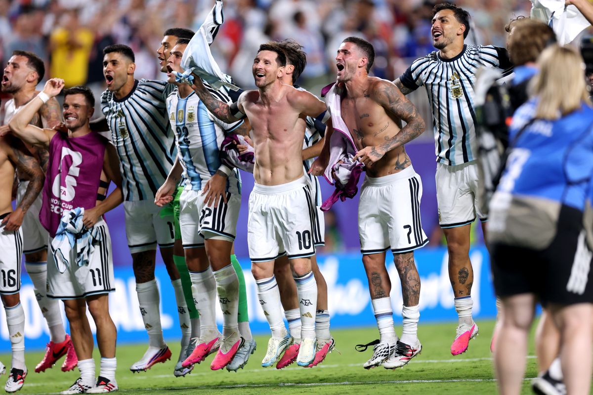 Lionel Messi #10 of Argentina and teammates applaud fans after the 3-1 victory